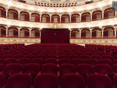 Siamo in platea. Qui sono il rosso e l�oro a dominare la scena e grazie al sapiente posizionamento delle luci e degli specchi l�effetto � quasi abbagliante